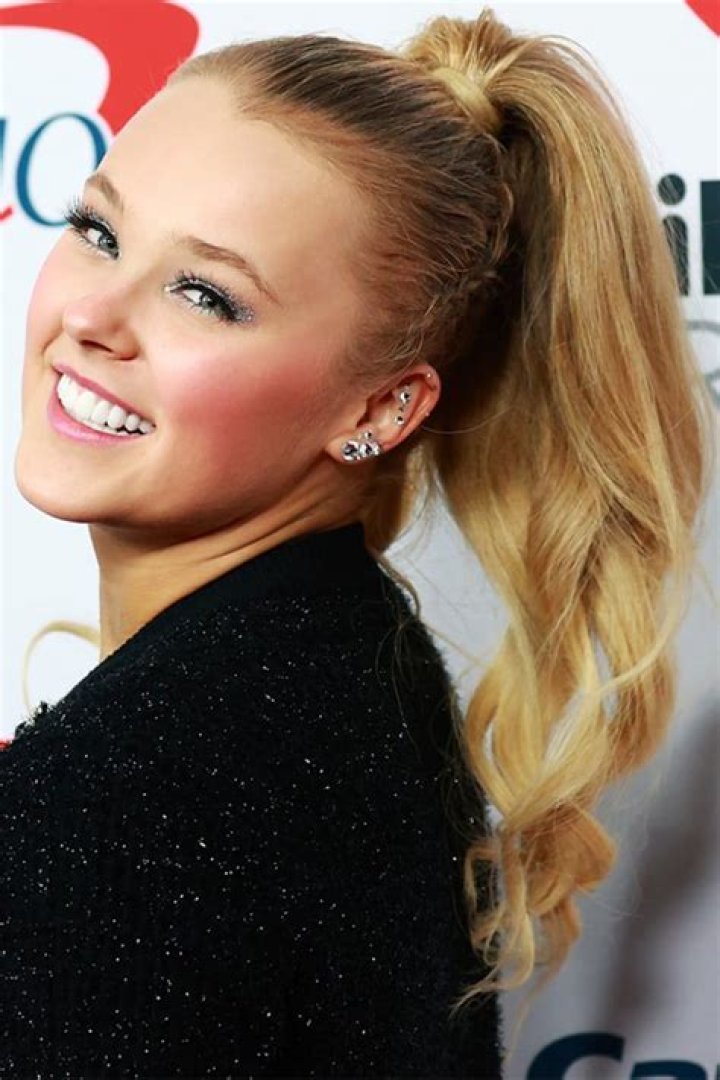 Photos Of Her Without Her Signature Ponytail – Hollywood Life