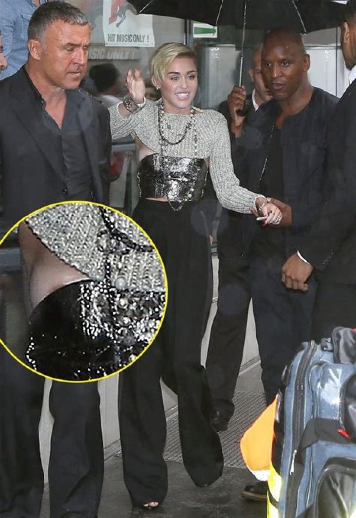 [PHOTOS] Shocking Nip Slips — Kim Kardashian, Miley Cyrus & More Malfunctions – Hollywood Life