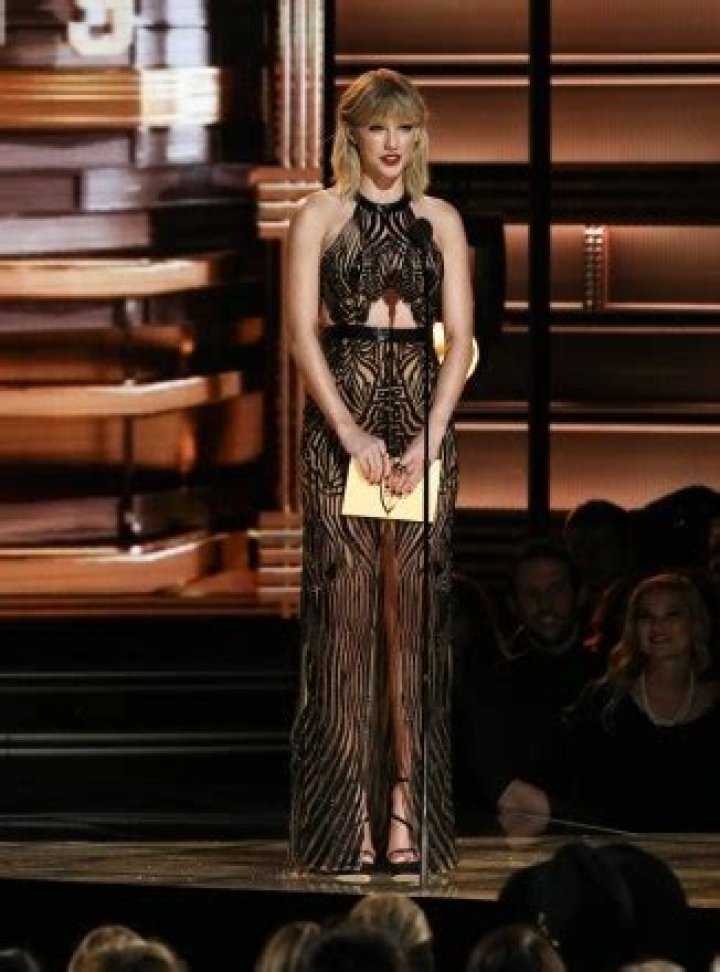 [PHOTOS] Taylor Swift’s Dress At CMAs — Sizzles In Cutout Sheer Gown – Hollywood Life