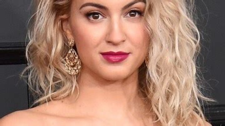 [PHOTOS] Tori Kelly’s Grammys Hair & Makeup — Get Her Natural Curls – Hollywood Life