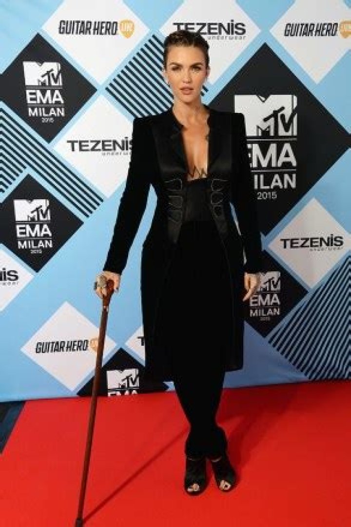 [PIC] Hailey Baldwin At EMAs 2015 — Risks Nip Slip In Crazy Cutout Dress – Hollywood Life