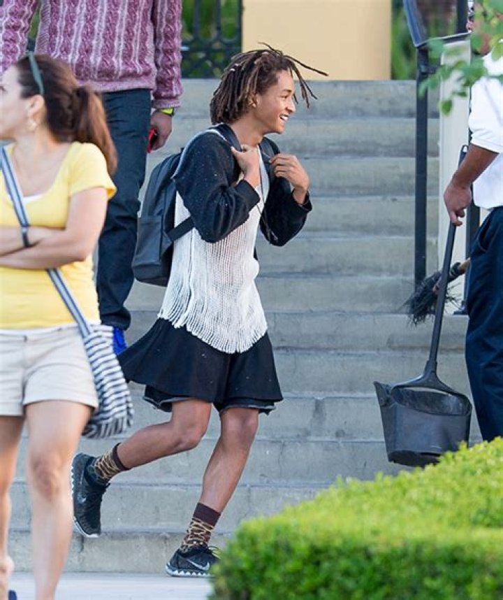 [PIC] Jaden Smith Wearing Dresses & Shopping For ‘Girls’ Clothing – Hollywood Life