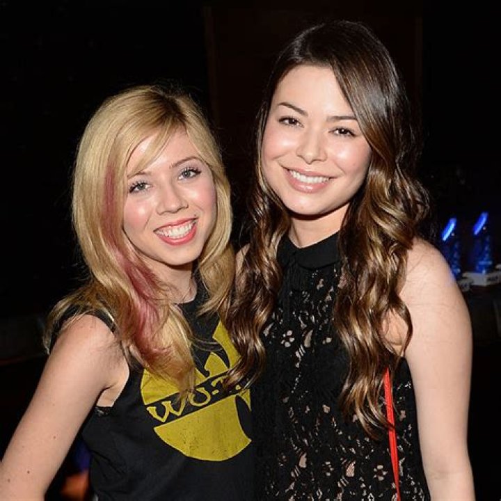 [PIC] Jennette McCurdy’s Kiss With 2 Other People — See Her 3-Way At The Fair – Hollywood Life