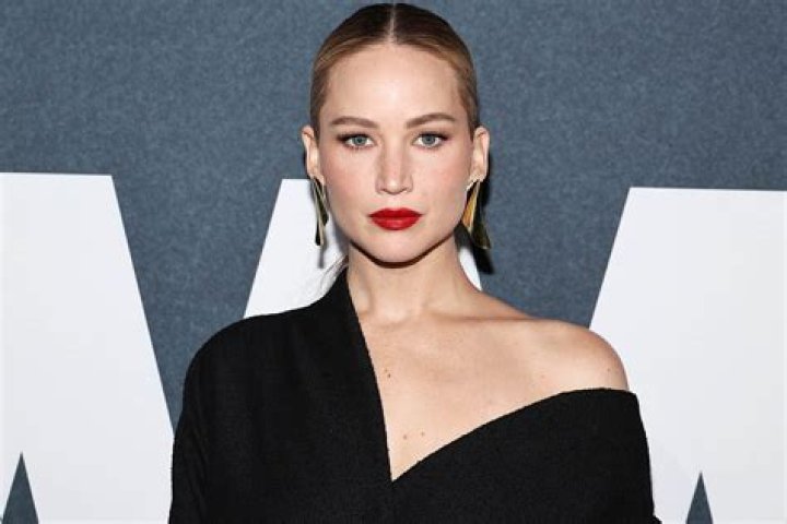 [PIC] Jennifer Lawrence Cleavage — Complements Pixie Do With Sexy Outfit – Hollywood Life