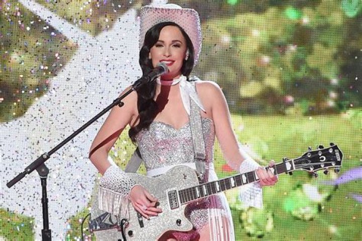 [PIC] Kacey Musgraves Pantless At CMAs — Sings ‘Dime Store Cowgirl’ – Hollywood Life
