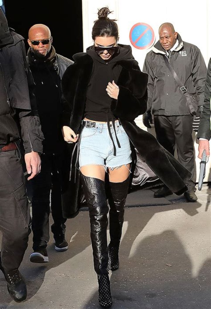 [PIC] Kendall Jenner’s Thigh-High Boots & Jean Shorts In Paris – Love Or Loathe? – Hollywood Life