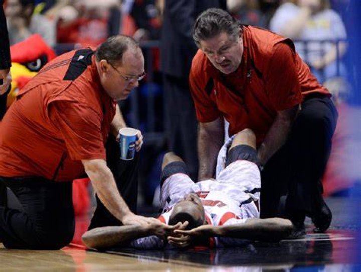[PIC] Kevin Ware Bone — See The Louisville Player’s Horrifying Injury – Hollywood Life