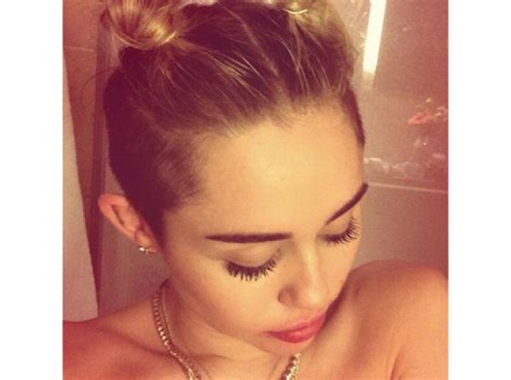 [PIC] Miley Cyrus’ Naked Shower Selfie — Singer Posts Racy Photo – Hollywood Life