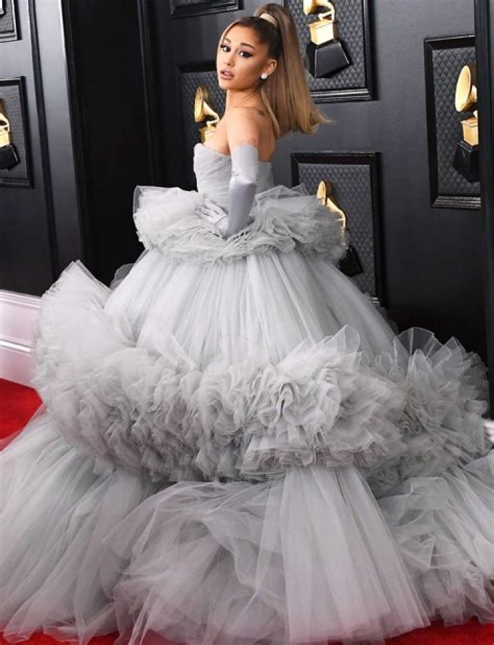 [PICS] Ariana Grande’s Dress At Billboard Awards 2016 — Cutout Blue Gown – Hollywood Life