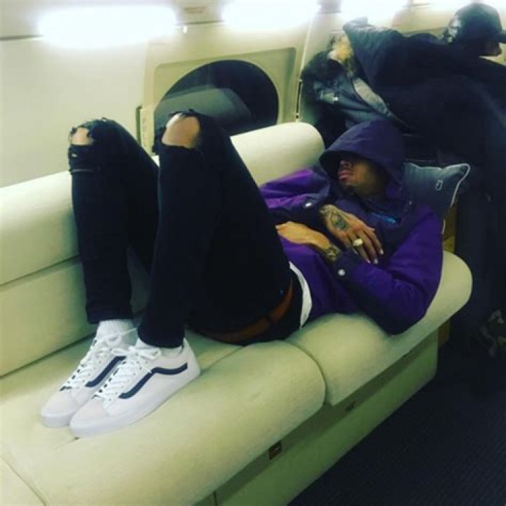 [PICS] Chris Brown’s Damn Daniel White Vans — Breezy Is ‘Back At It Again’ – Hollywood Life