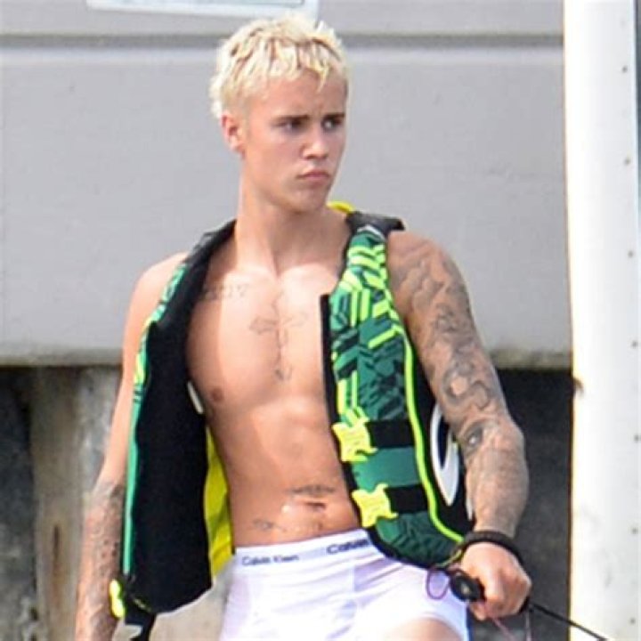 [PICS] Cristiano Ronaldo Vs. Justin Bieber Shirtless — Whose 6-Pack Is Hotter? – Hollywood Life