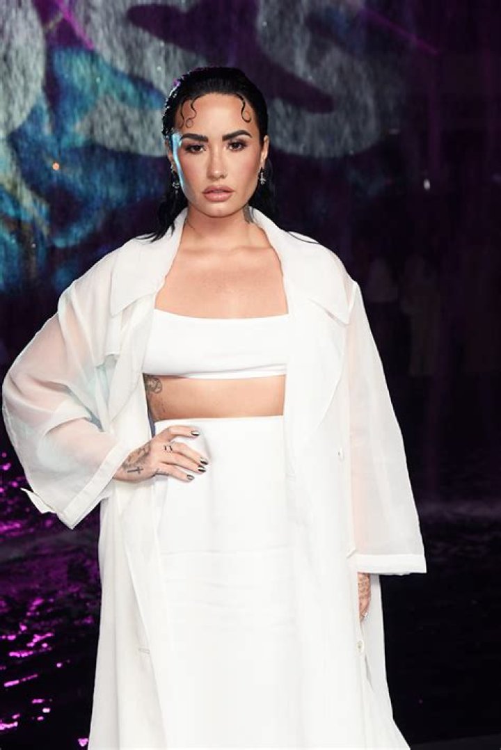 [PICS] Demi Lovato’s Bikini Top & Thigh-High Boots For ‘Cool For The Summer’ – Hollywood Life