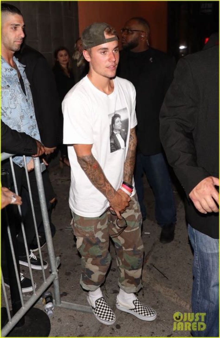 [PICS] Justin Bieber Parties With Lira Galore At A Miami Nightclub – Hollywood Life