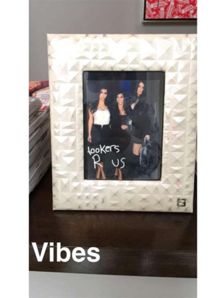 [PICS] Kylie Jenner Disses Sisters — Calls Them ‘Hookers’ On Snapchat – Hollywood Life