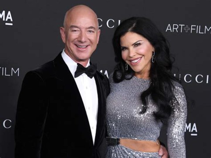 Pics Of Jeff Bezos’ Girlfriend – Hollywood Life