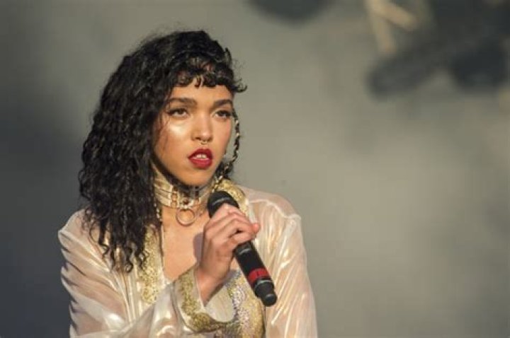 Pics Of London-Based Singer-Songwriter – Hollywood Life