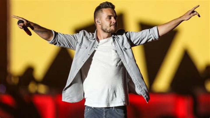 Pics Of The Singer & Former One Direction Member – Hollywood Life