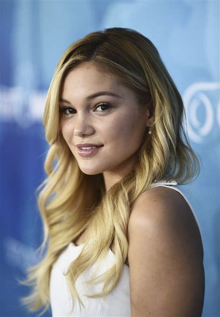 [PICS] Olivia Holt Cuts Hair — See The Actress’ New Lob Haircut – Hollywood Life