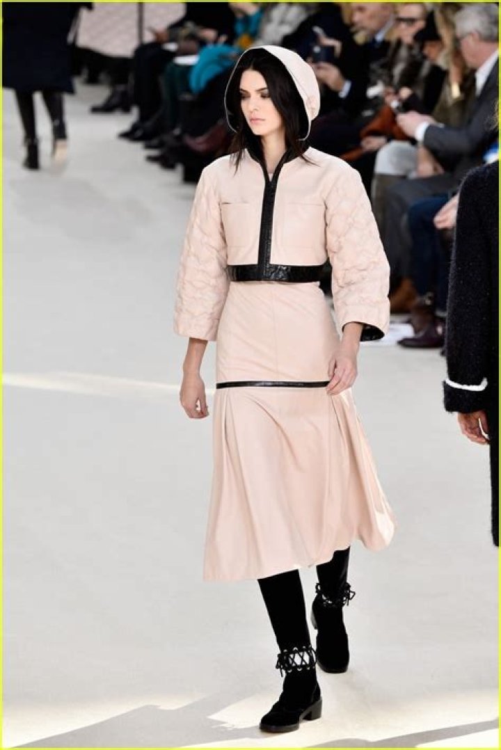 [PICS] Paris Fashion Week 2016 — Kendall Jenner, Gigi Hadid & More On Runway – Hollywood Life