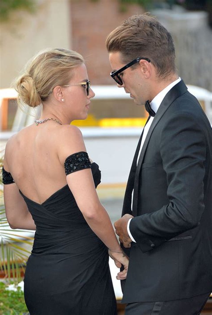 [PICS] Scarlett Johansson & Romain Dauriac — Newly Engaged Couple – Hollywood Life