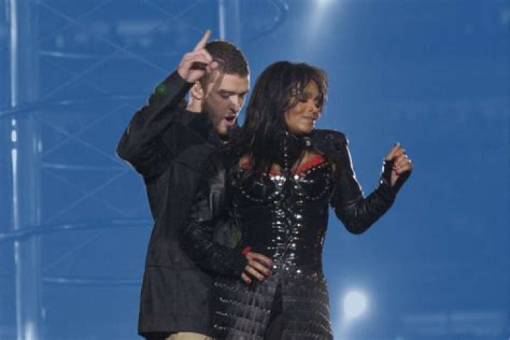 [PICS] Super Bowl Moments — Janet Jackson’s Nipple, MIA’s Middle Finger & More – Hollywood Life