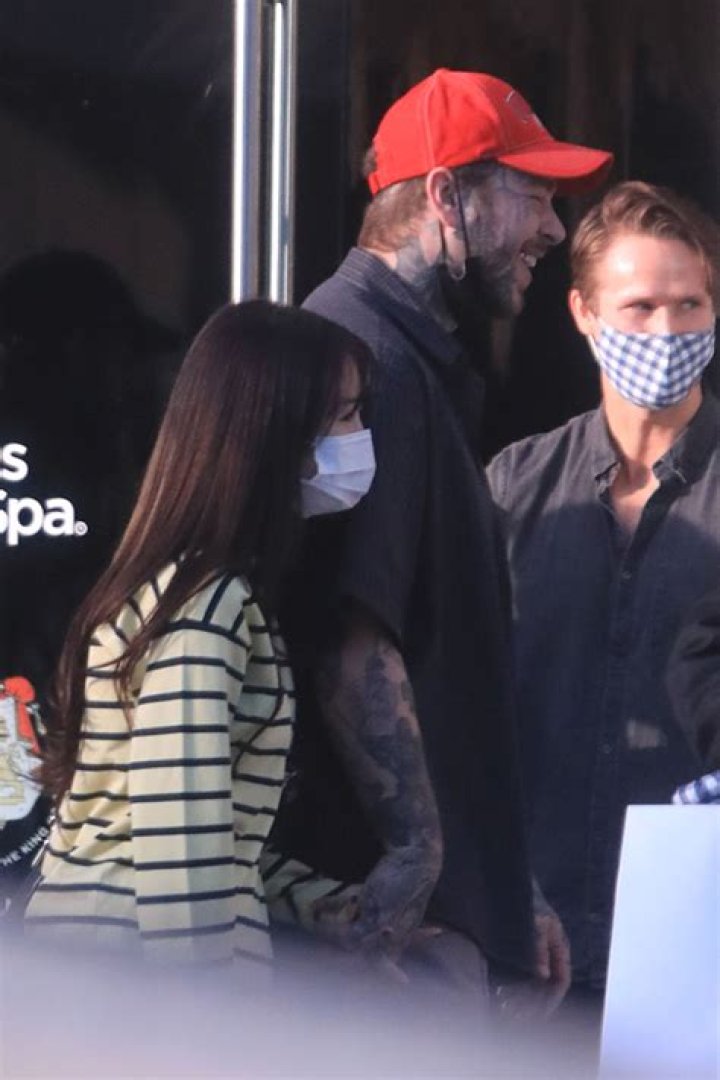Post Malone & Mystery Woman PDA In Photos While Holding Hands In LA – Hollywood Life