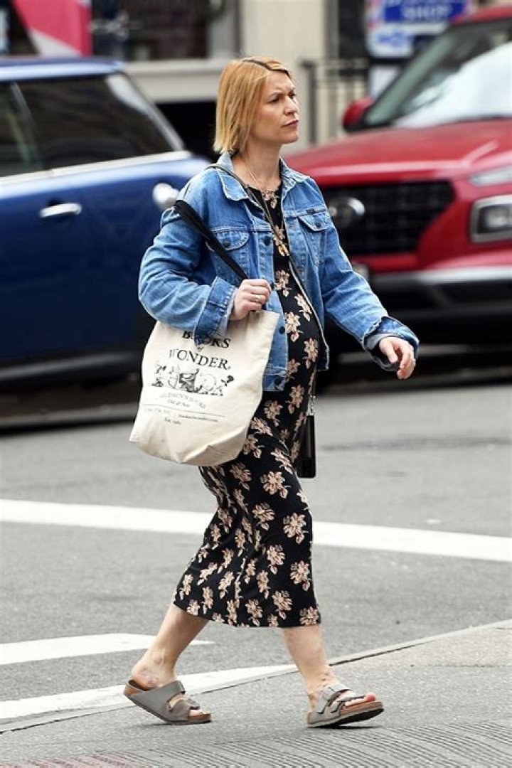 Pregnant Claire Danes Shows Baby Bump In Floral Dress: Photos – Hollywood Life