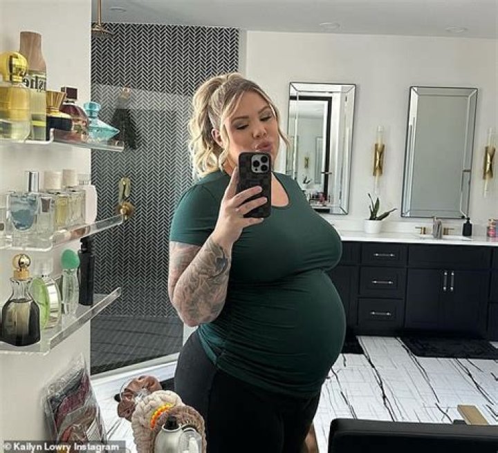 Pregnant Kailyn Lowry Shows Off Her Massive Baby Bump In Skin-Tight Top & Leggings — Pic