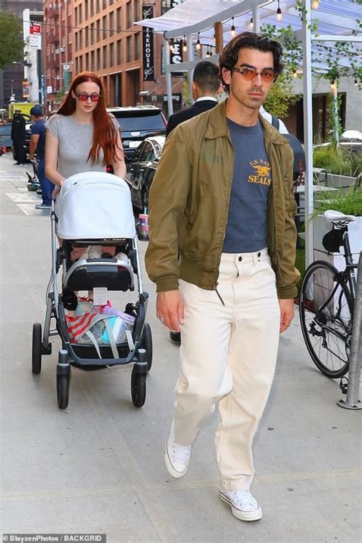 Pregnant Sophie Turner & Joe Jonas Take Daughter Willa, 1, To Outdoor Food Market: Photos