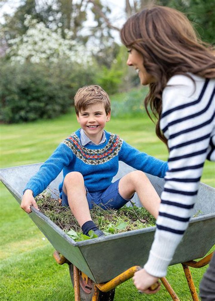 Prince Louis Looks Adorable In 5th Birthday Photos – Hollywood Life