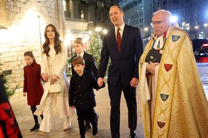 Prince William & Kate Middleton Share Family Christmas Card Photo – Hollywood Life