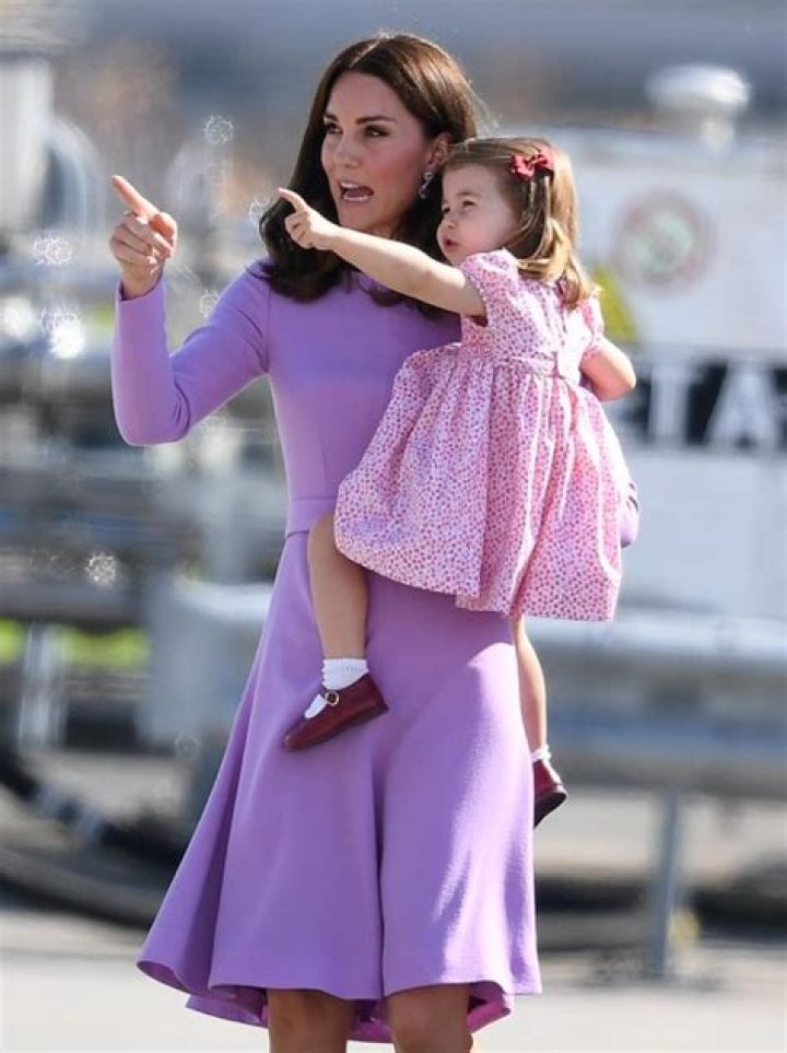 Princess Charlotte & Kate Middleton In Matching Outfits: Phots – Hollywood Life