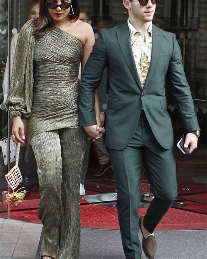 Priyanka Chopra Kisses Nick Jonas Outside London Hotel: Photos