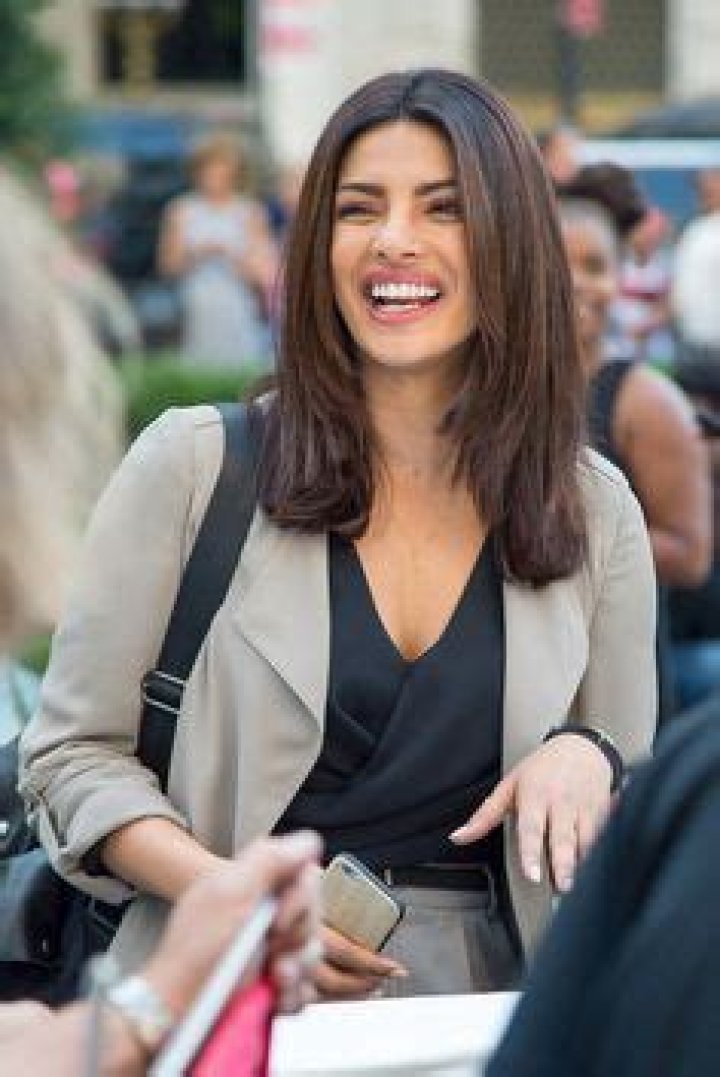 Priyanka Chopra’s Perfect Hair — Shop Her Exact Curling Iron For Beachy Waves