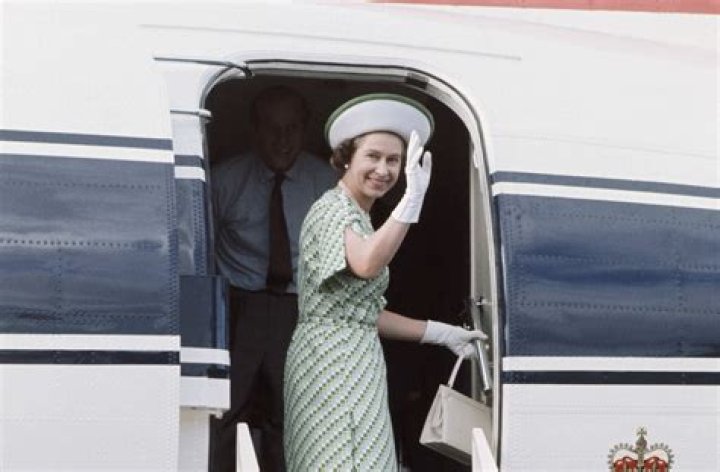 Queen Elizabeth II Leaves Out Harry & Meghan In New Photo & Fans Are Freaking Out