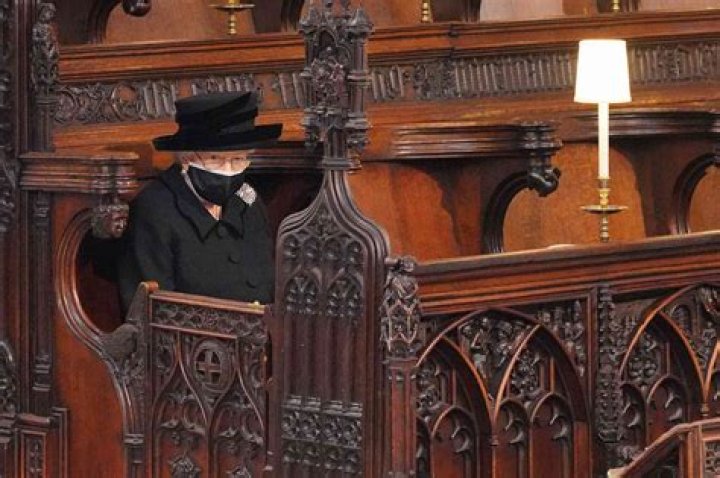 Queen Elizabeth Leaves A Handwritten Note On Prince Philip’s Casket Signed With Nickname ‘Lilibet’