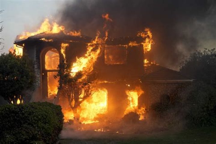 Rachael Ray’s House Catches Fire & Is Soon Engulfed In Flames: Video – Hollywood Life