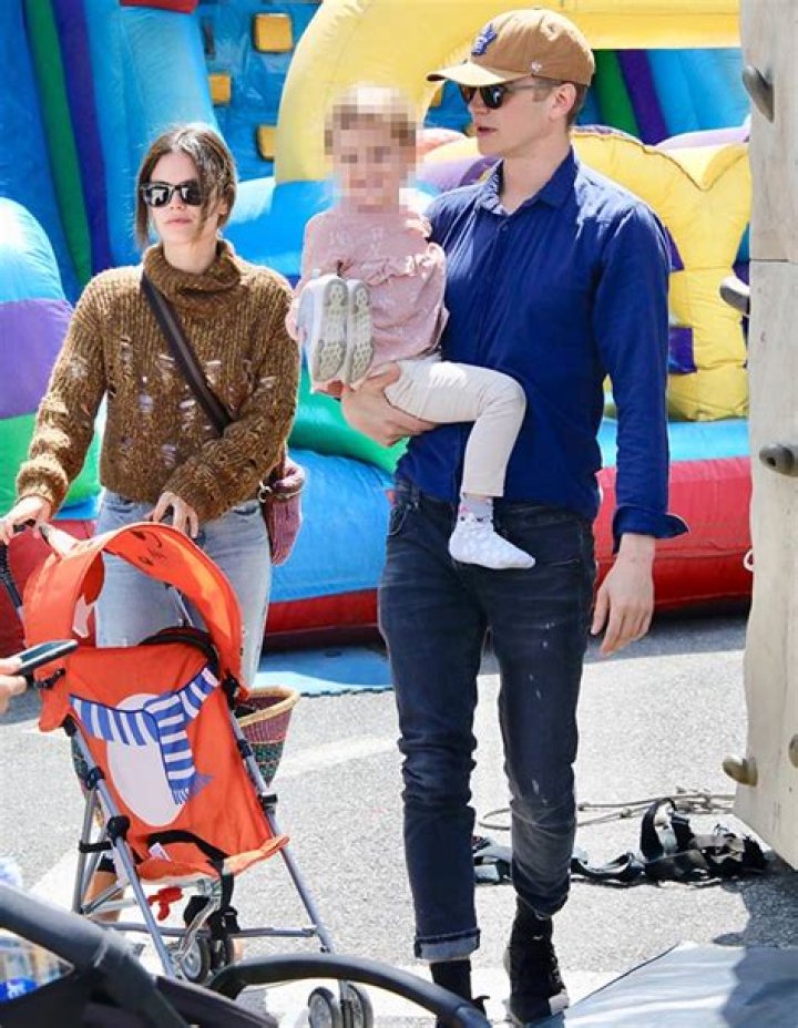 Rachel Bilson, Hayden Christensen With Daughter Briar In Canada: Photos – Hollywood Life
