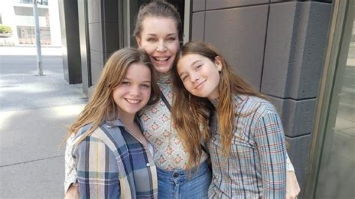 Rebecca Romijn’s Family Photo With Jerry O’Connell & Twin Daughters – Hollywood Life
