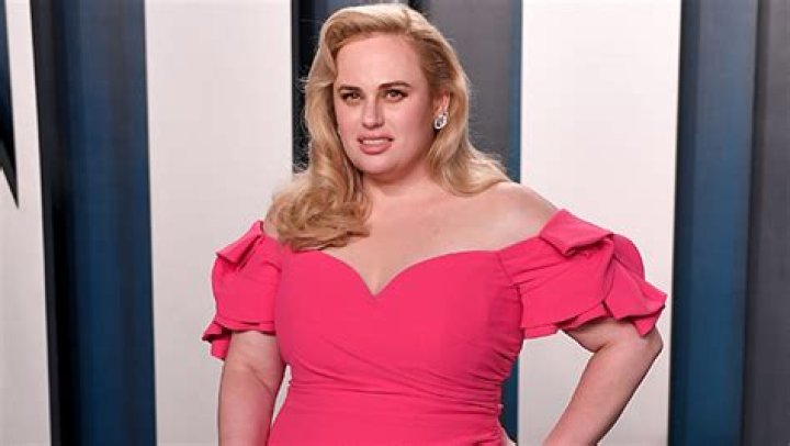 Rebel Wilson Changes Into Gorgeous Pink Dress & Shows Off Weight Loss At VF Party After Oscars