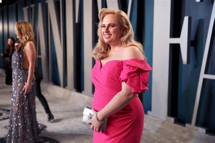 Rebel Wilson’s Tire Flip Workout Puts Chris & Liam Hemsworth On Notice – Hollywood Life