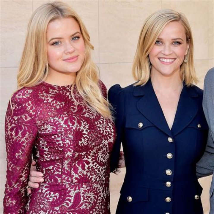 Reese Witherspoon & Daughter Ava, 20, Look Like Twins On Casual Mother & Daughter Outing