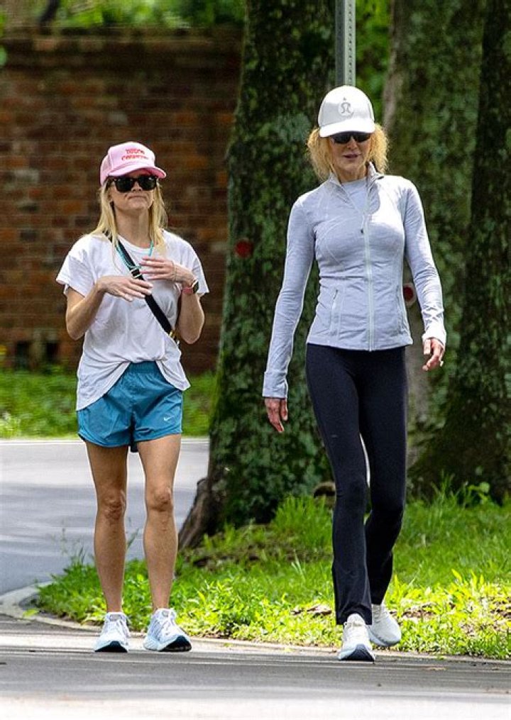 Reese Witherspoon & Nicole Kidman Have Reunion By Going On Walk – Hollywood Life