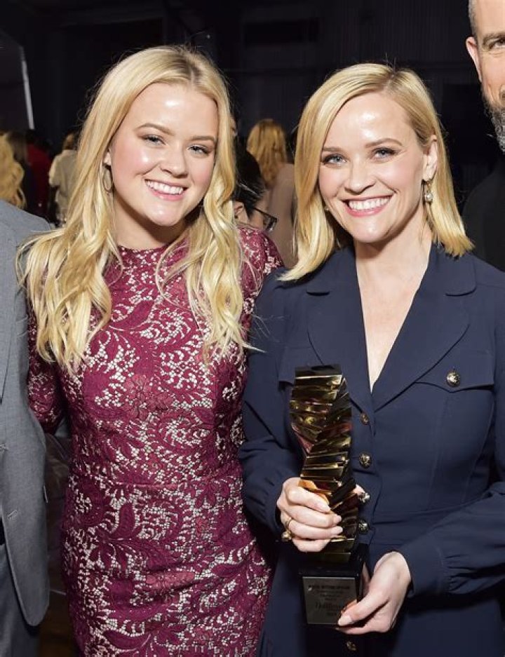 Reese Witherspoon’s Daughter Ava Visits ER On New Year’s Eve: Photo – Hollywood Life