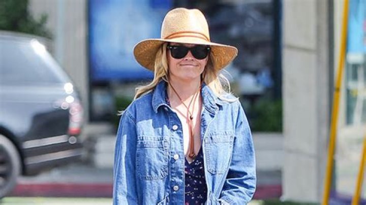 Reese Witherspoon’s Tretorn Sneakers: Shop – Hollywood Life