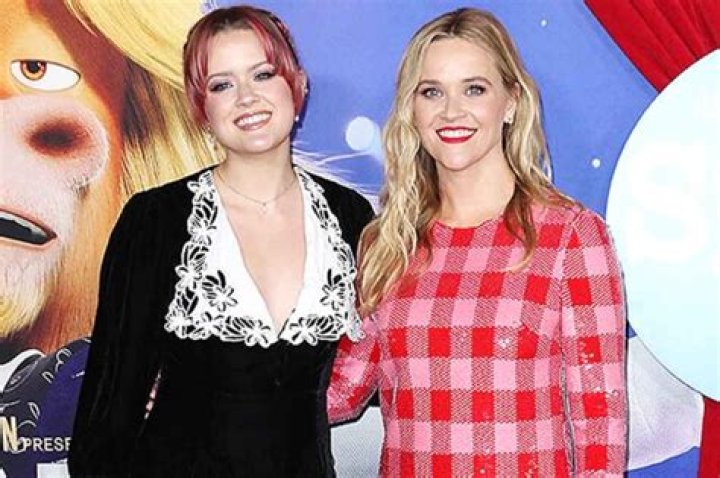 Reese Witherspoon Shares a Drink With Daughter Ava Phillippe, 22, In Sweet Mother Daughter Selfie