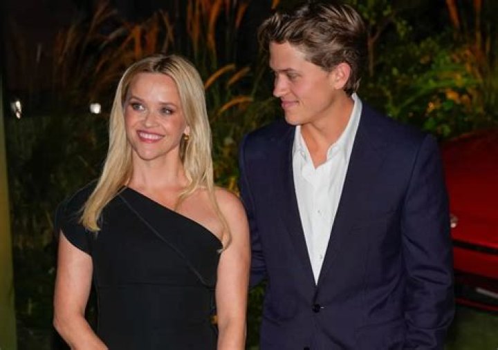 Reese Witherspoon & Son Deacon, 17, Look Like Twins In Sweet Sunset Selfie — See Pic