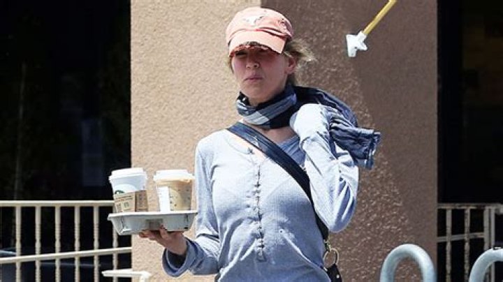Renée Zellweger Moves Personal Belongings Into Ant Anstead’s House – Hollywood Life