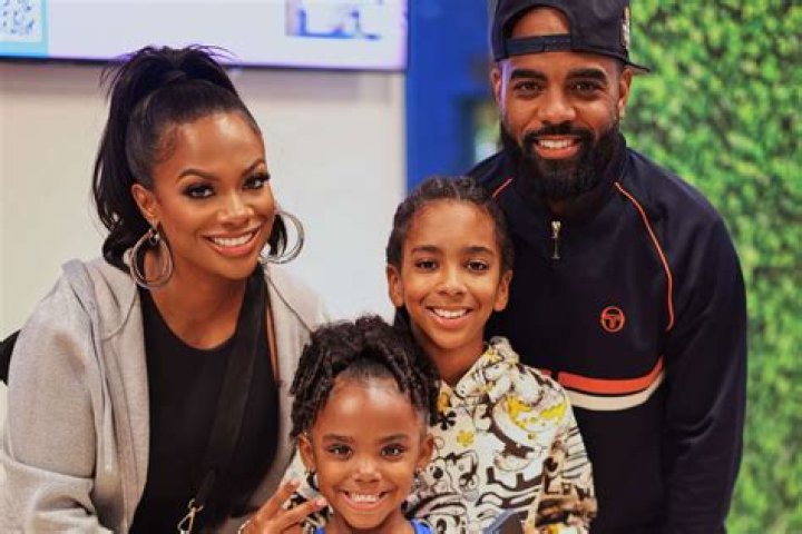 ‘RHOA’s Kandi Burruss, 43, Is ‘Showing Her Legs’ In Daisy Dukes & Fans Are Here For It