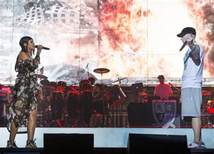 Rihanna Calls Eminem A ‘Real’ Man — Dissing Drake & Chris Brown – Hollywood Life